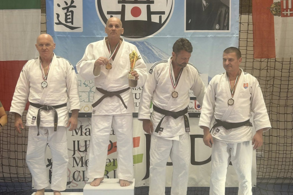 KÓSOS OKTATÓ A JUDO VETERÁN MAGYAR BAJNOKSÁG DOBOGÓJÁN